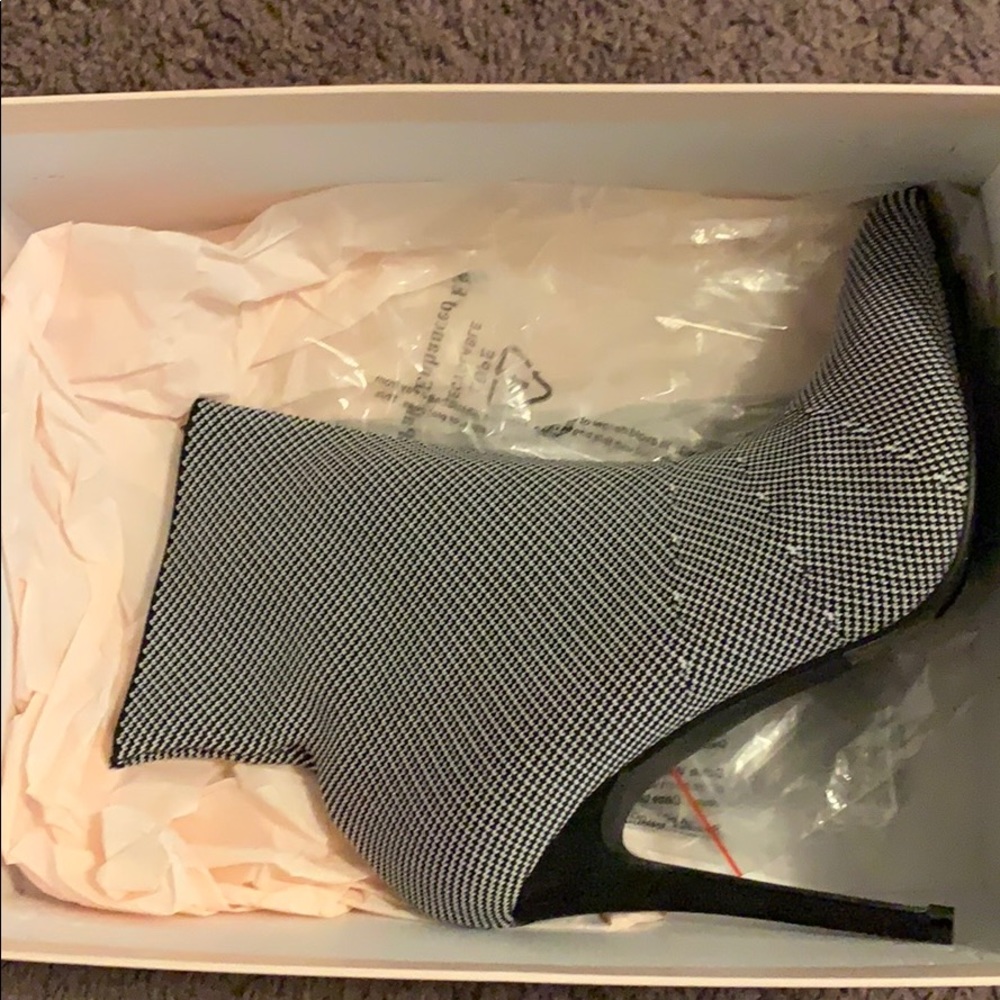 7.5 black and white booties